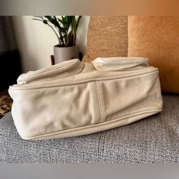 Marc Jacobs Angela Hobo Shoulder Bag In Cream With Gold Hardware - Picture 9 of 16